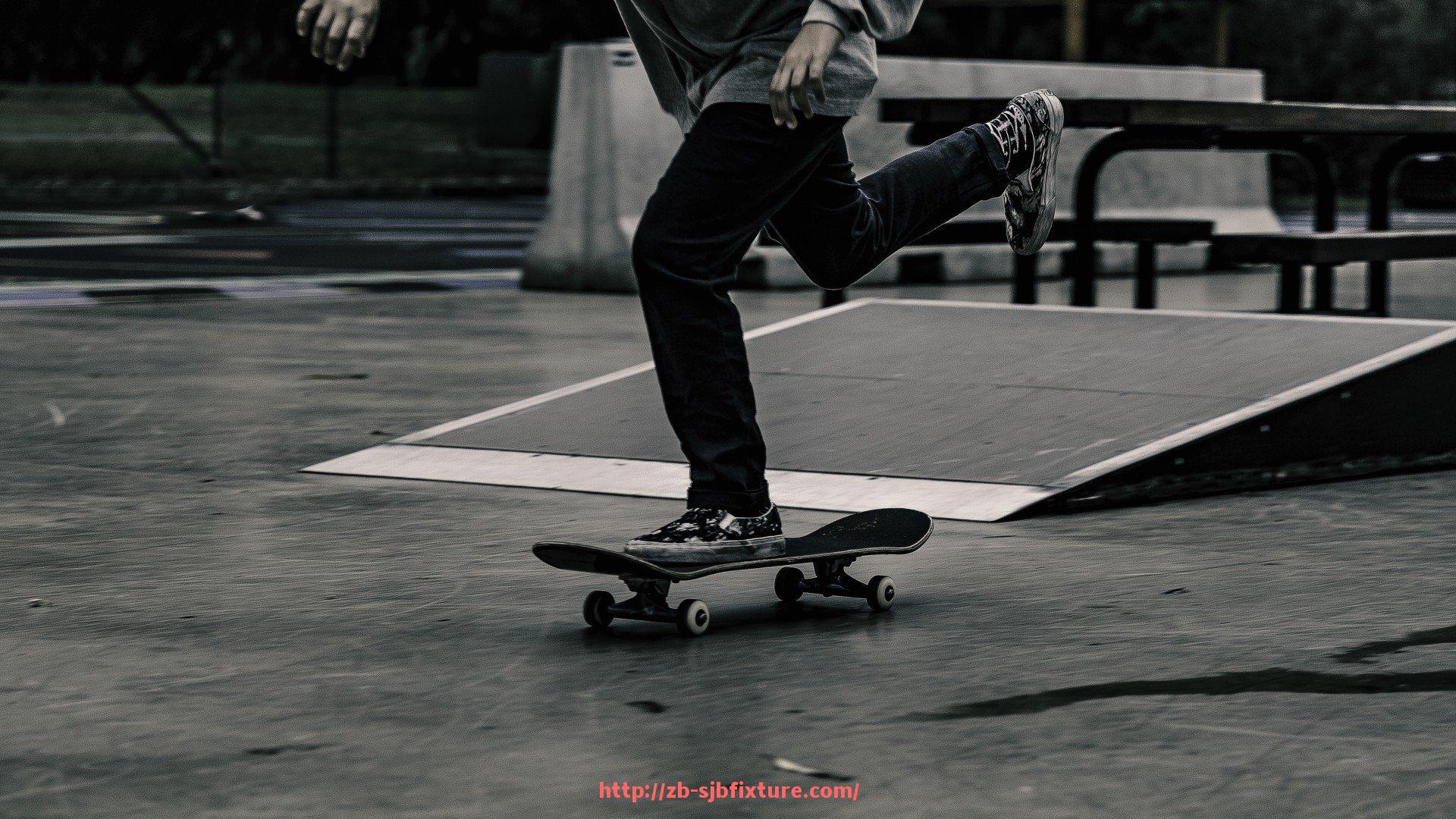 世俱杯直播-中超联赛女解说员大长腿话题引发的观众热议